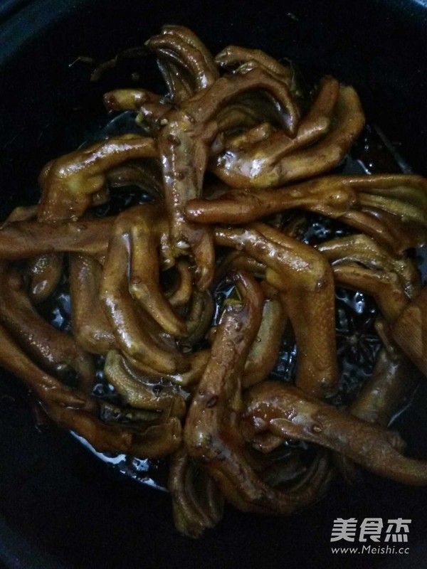 焖卤鸭掌的做法