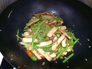 芹菜炒香干的做法