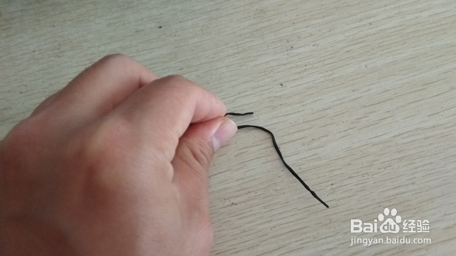如何用数据线绑绳和别针做简易的中性笔支架