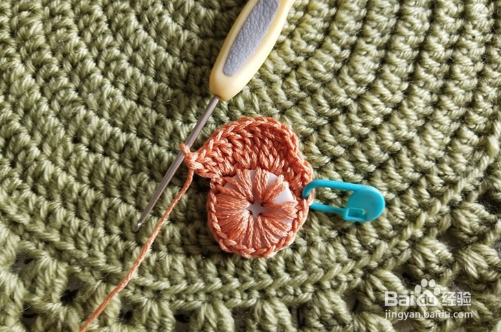 毛线装饰钮扣心形的钩编方法