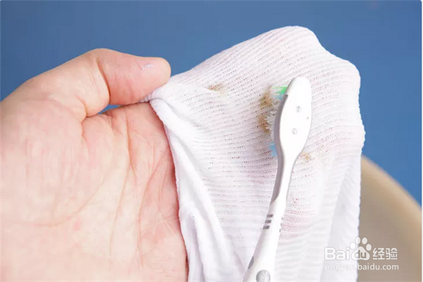 如何洗掉衣服上的油渍？4种有效方法