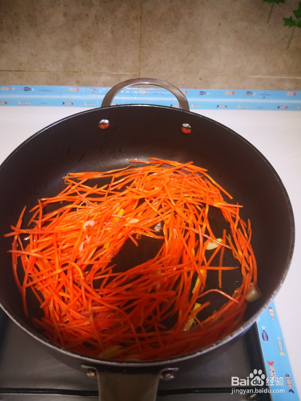 制作美味的青椒丝炒胡萝卜丝