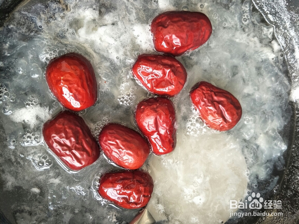 诱惑味蕾的银耳桂圆红枣枸杞汤