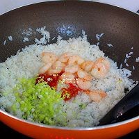 怎样制作清香罗勒虾仁炒饭