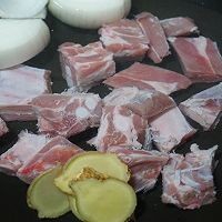 在家制美味的莲藕排骨汤