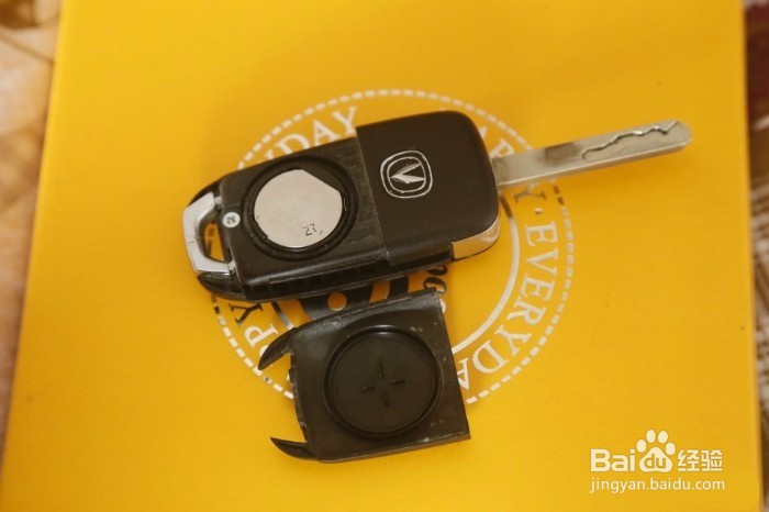 长安逸动2016款钥匙电池如何更换
