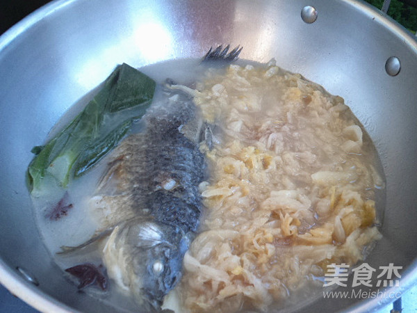 酸菜鲫鱼的做法