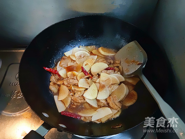五花肉烧萝卜