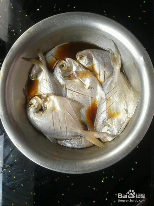 酥炸小金鲳鱼