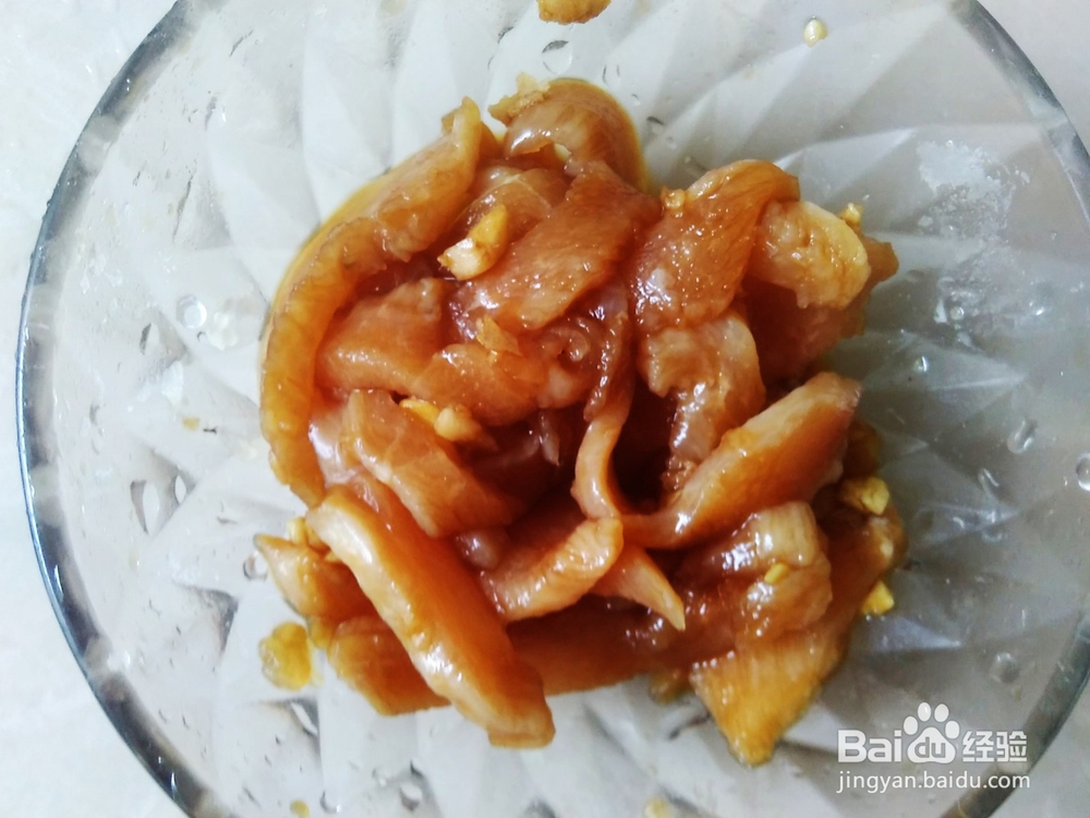 鸡胸肉爆秋葵的做法
