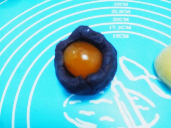 广式豆沙蛋黄月饼