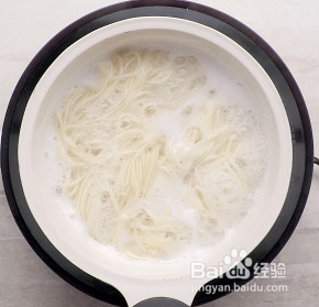 怎样制作酱香浓郁的鸡蛋拌面步骤