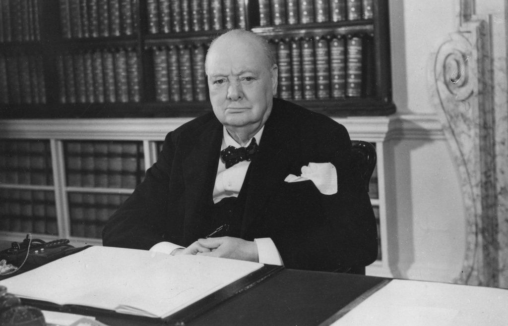 丘吉尔一个关于坚持不放弃的名言，