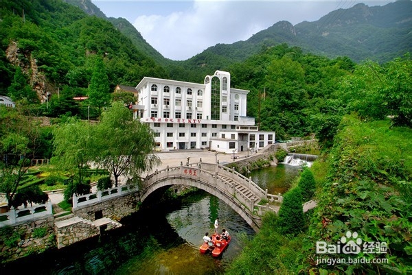 中原第一峰 遍山色正浓 要想赏红叶 还是龙峪湾