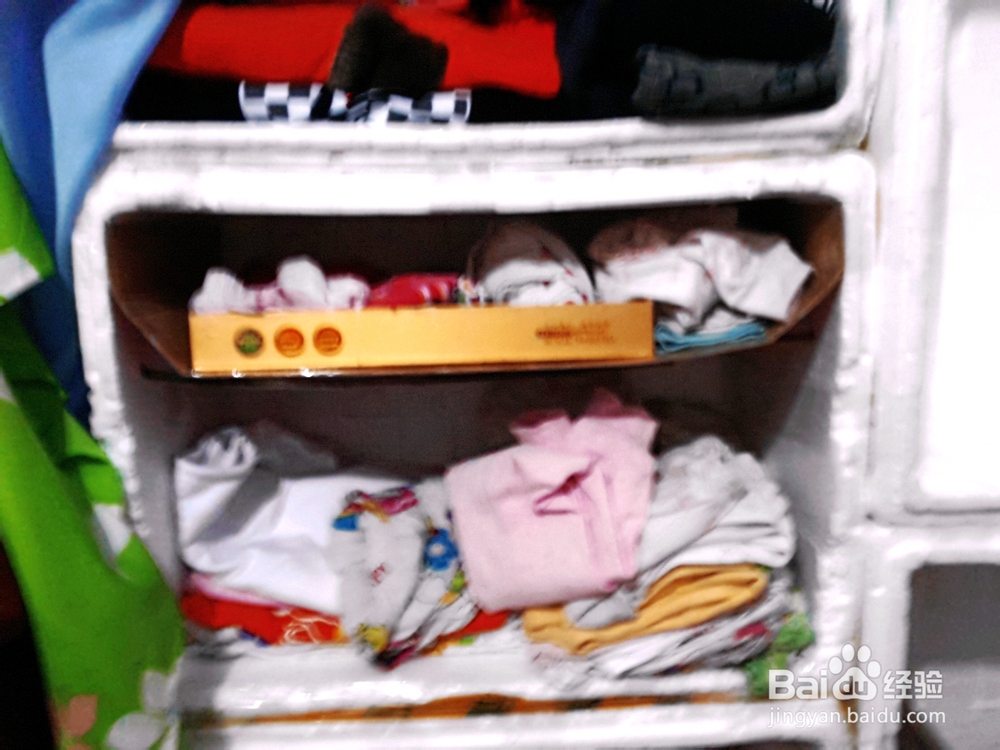 用泡沫箱DIY的简易衣柜