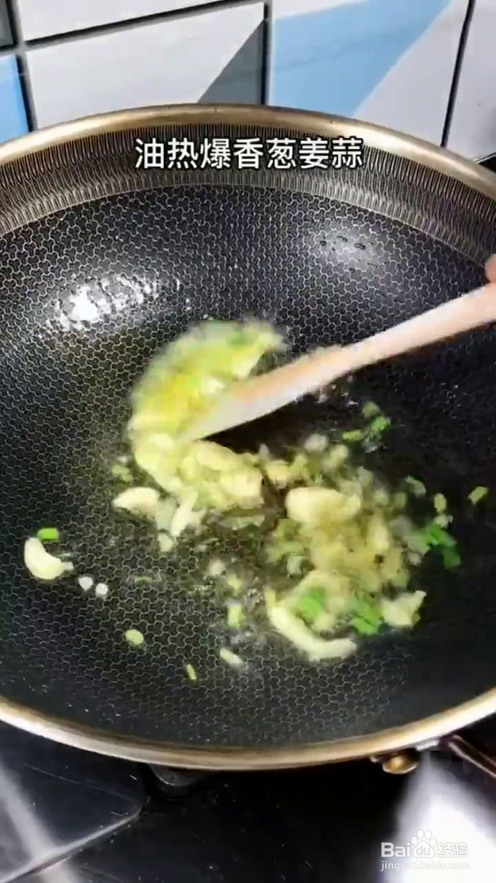 如何制作好吃的丝瓜鸡蛋炒金针菇？