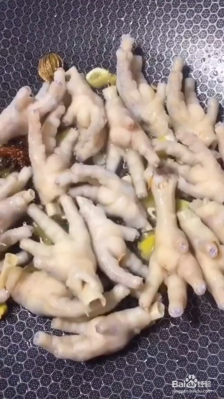 如何自制美味好吃的香辣鸡爪