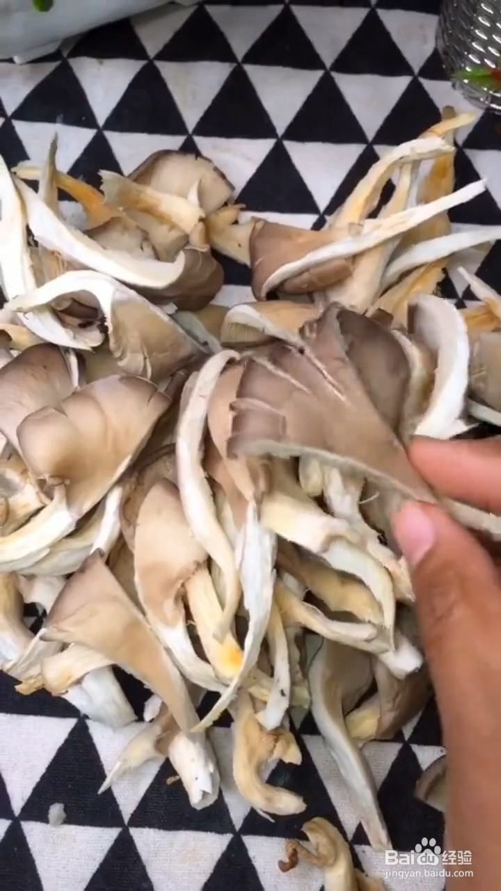 如何自制美味好吃的凉拌小蘑菇