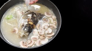 红汤胖头鱼的制作步骤！
