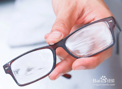 如何修复眼镜上的划痕