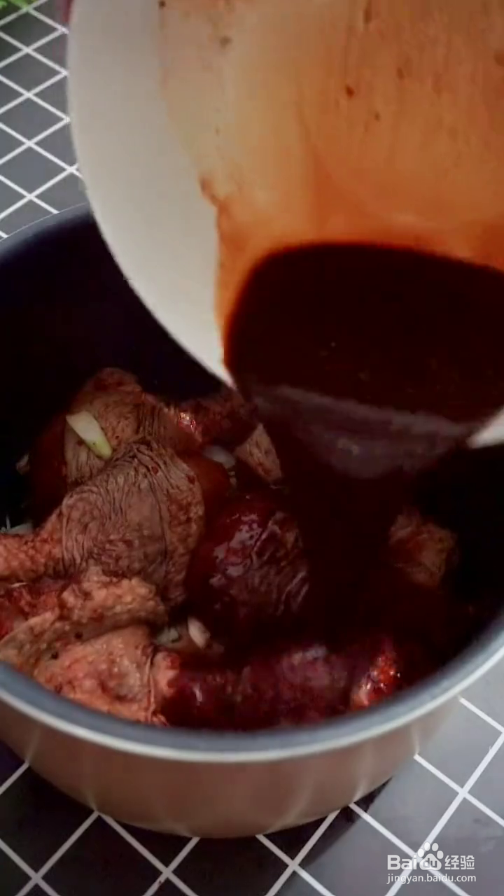 如何用电饭煲制作好吃的奥尔良焗鸡腿