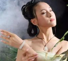 翡翠玉镯戴哪只手好