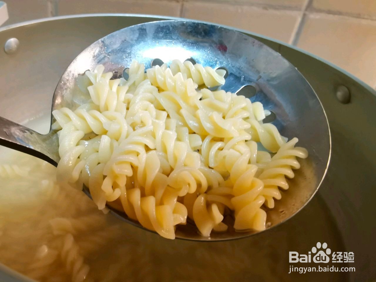 鸡蛋黄拌意面怎么做