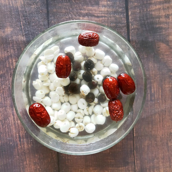 莲子桂圆红枣汤