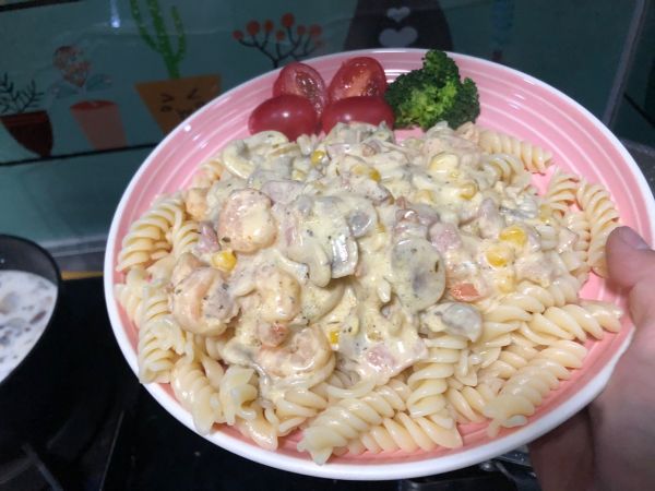 奶油培根蘑菇虾仁玉米意面