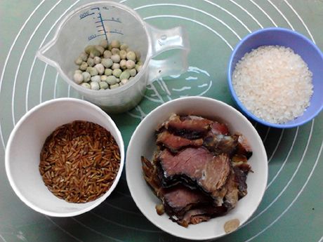 腊肉豌豆焖红米饭