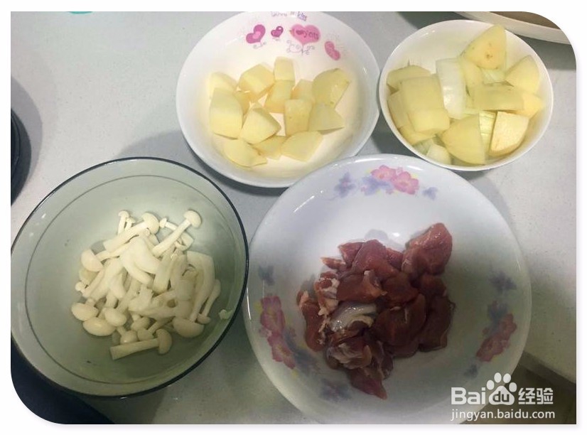 马铃薯炖鸡肉或猪肉