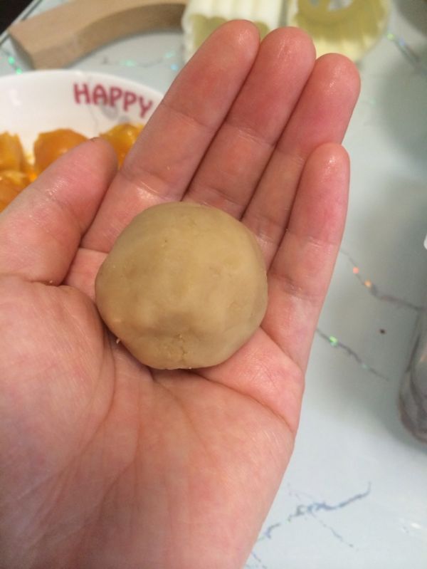 广式蛋黄莲蓉月饼