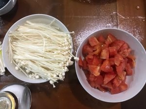 怎么做美味的西红柿金针菇汤