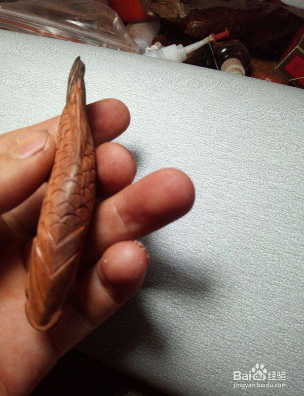 雕刻金龙鱼的木雕手工教程