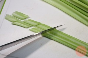 养生食补芹菜炒腊肠的做法