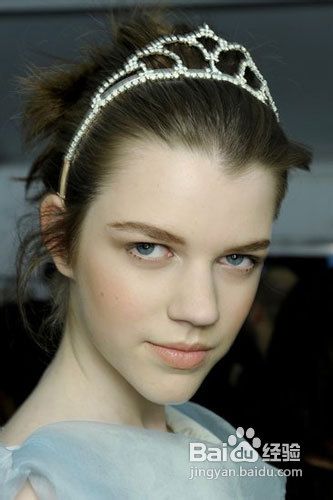 漂亮的发饰可以为你的发型添彩加分