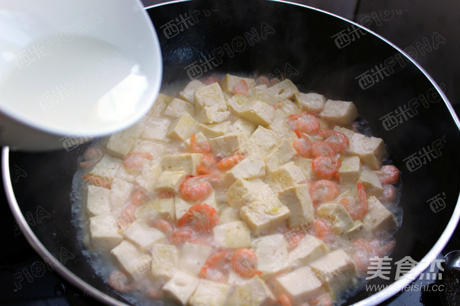 豆腐虾煲的做法
