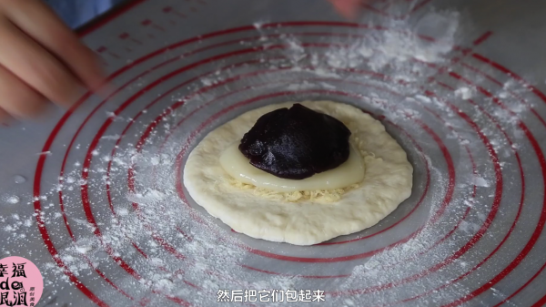 蛋黄肉松拉丝软欧包