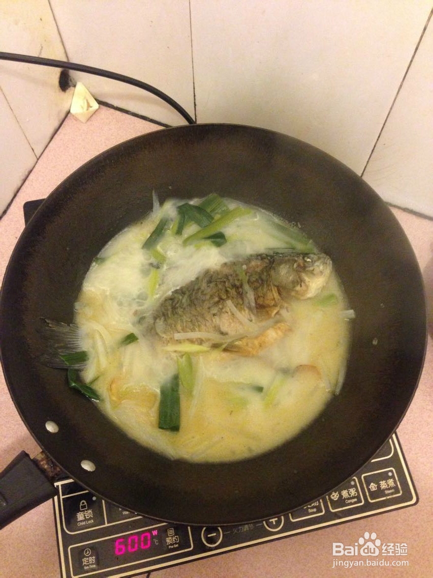 菜鸟都可以完成的鲜甜浓汤:萝卜丝鲫鱼汤