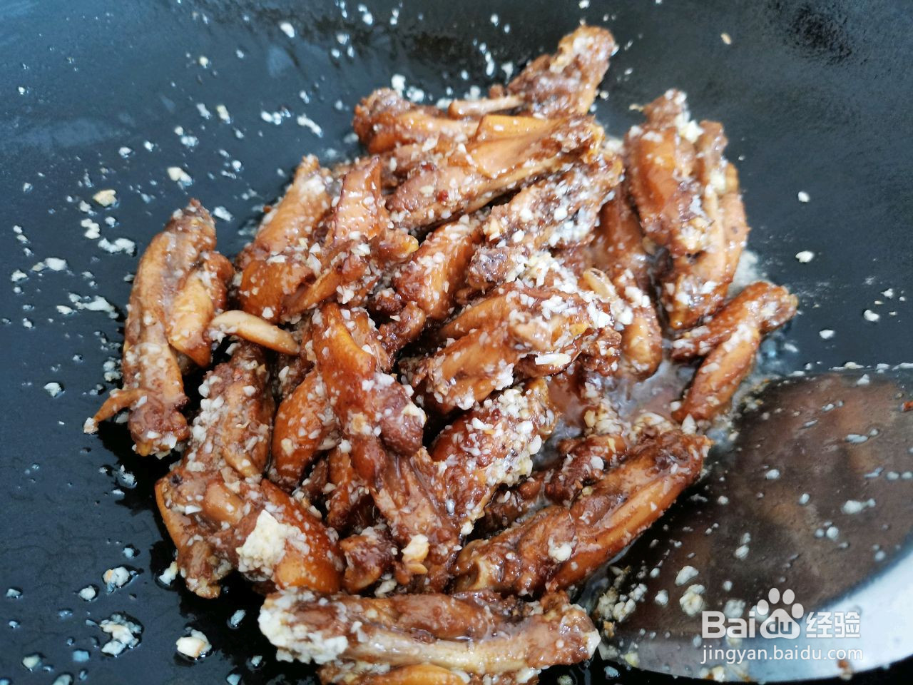 蒜香鸡翅的做法