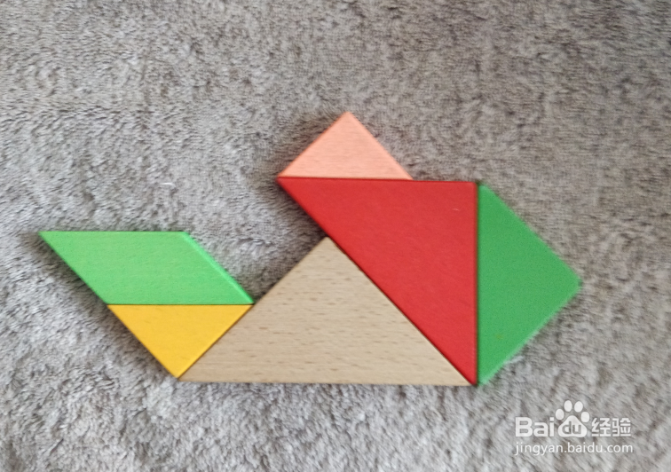 驾驶摩托艇的小哥哥用七巧板怎么拼