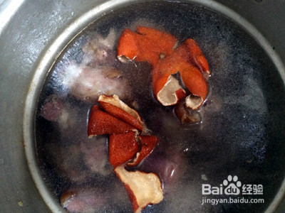 风萝卜蹄花汤的做法