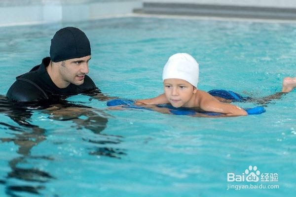 如何提高自由泳打腿技能