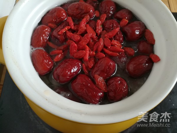 银耳红枣羹的做法