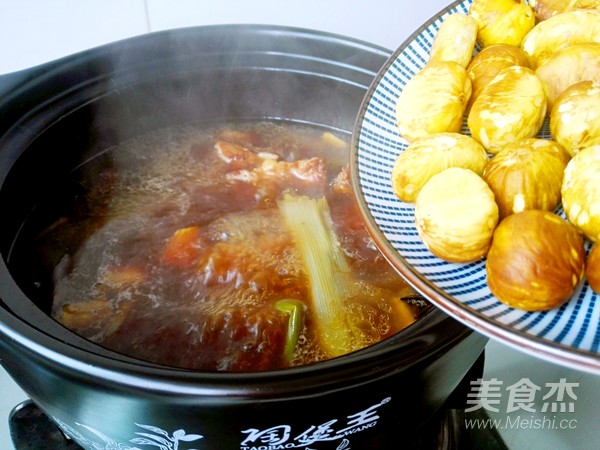 板栗排骨煲的做法