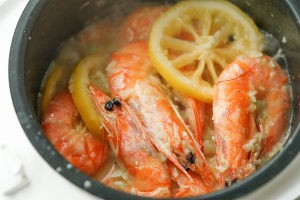 电饭煲黄油柠檬虾的做法