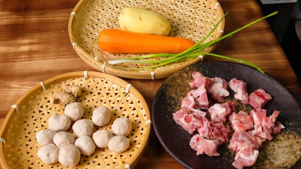土豆胡萝卜排骨丸子汤