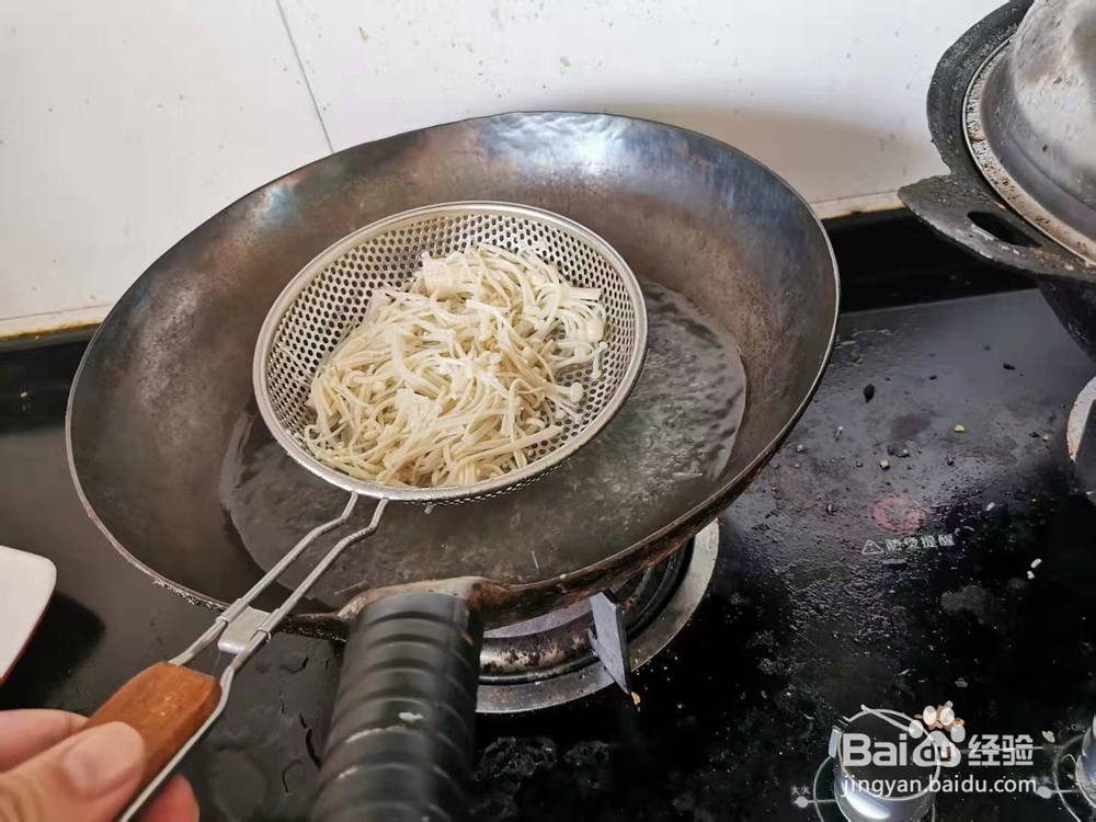 黄瓜片拌金针菇丝