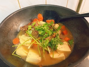 红焖羊骨头的做法