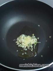 四步让花蛤快速去泥沙的妙招——番茄红烩花蛤